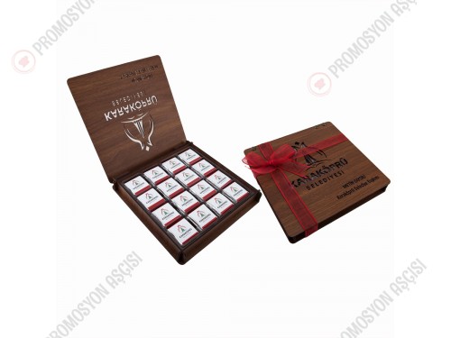 Derili Ahşap Kutuda 32 veya 48 Adet Logolu Çikolata
