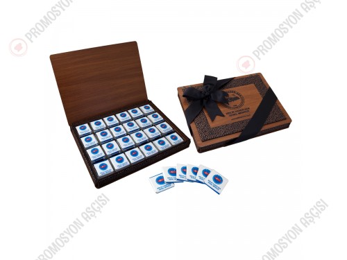 Derili Ahşap Kutuda 72 Adet Logolu Madlen Çikolata